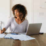 Descubra como nossas emoções influenciam escolhas financeiras e afetam o bolso.