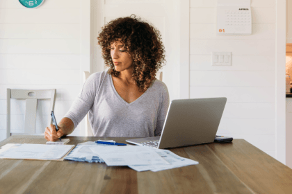 Descubra como nossas emoções influenciam escolhas financeiras e afetam o bolso.