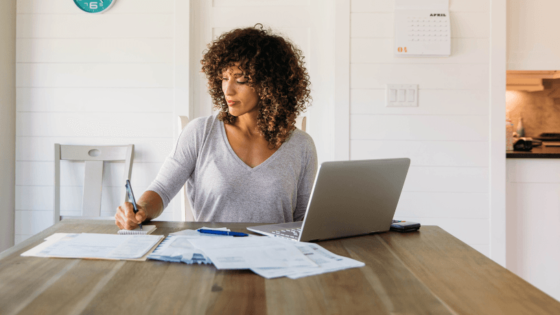 Descubra como nossas emoções influenciam escolhas financeiras e afetam o bolso.