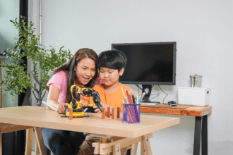 Sérgio Bento De Araújo apresenta os critérios técnicos para escolher o kit de robótica ideal por faixa etária e acelerar o aprendizado.