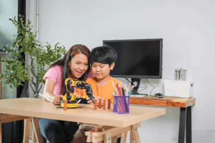 Sérgio Bento De Araújo apresenta os critérios técnicos para escolher o kit de robótica ideal por faixa etária e acelerar o aprendizado.