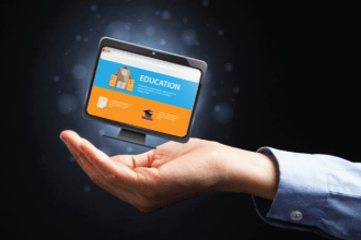 Ao priorizar a observação dos processos de aprendizagem em vez de apenas medir resultados, Gustavo Morceli destaca como a escola compreende melhor o desenvolvimento real dos estudantes.