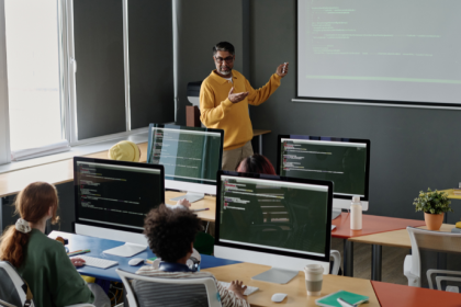 Inteligência artificial na educação pode transformar o aprendizado, e Sérgio Bento De Araújo explica como aplicar com segurança e ética.