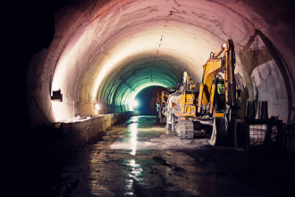 O impasse entre custo, risco e engenharia de túnel marca o debate sobre a Linha 5 sob o Lago de Michigan. Paulo Roberto Gomes Fernandes analisa os desafios técnicos envolvidos.
