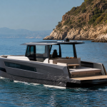 NAVAN C38 em composição editorial náutica com destaque para o casco, a cabine e a área traseira modular