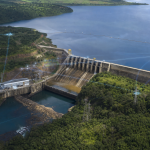 Reservatório com barragem e equipamentos de monitoramento em uma paisagem brasileira