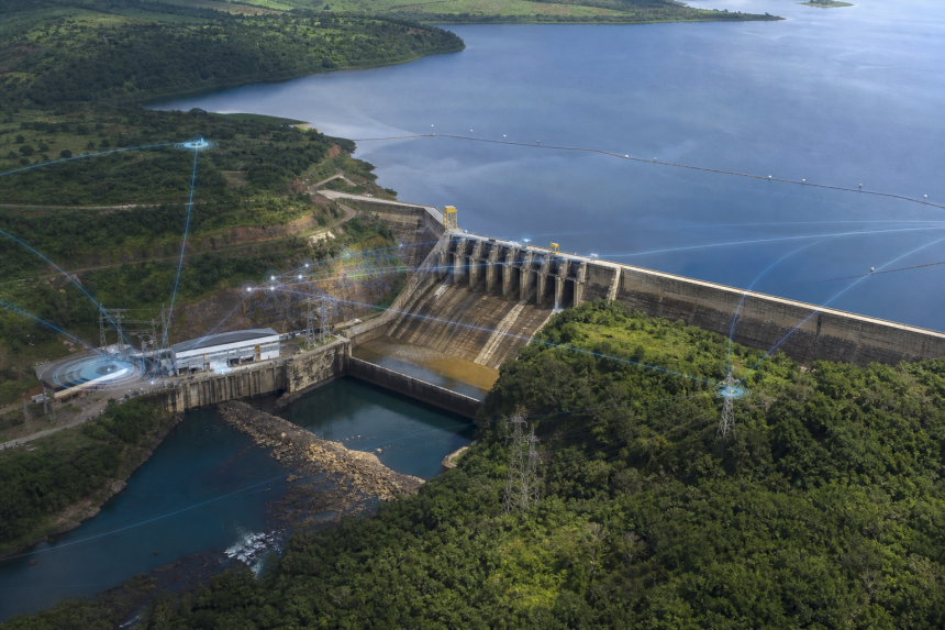 Reservatório com barragem e equipamentos de monitoramento em uma paisagem brasileira